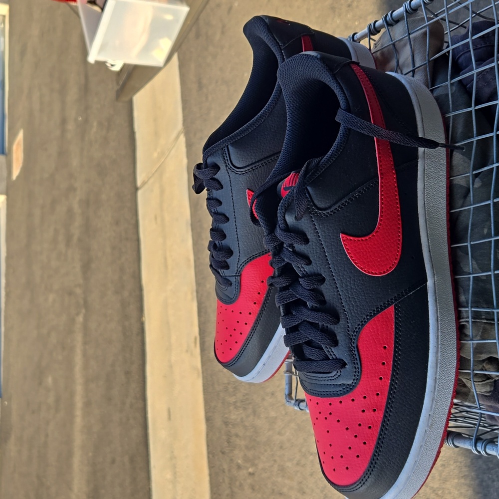 Nike Men's Black and Red Low-Top Sneakers